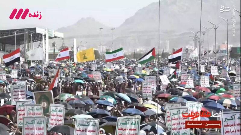 عکس/ حمل پرچم ایران توسط مردم یمن در تجمع میلیونی امروز صنعاء